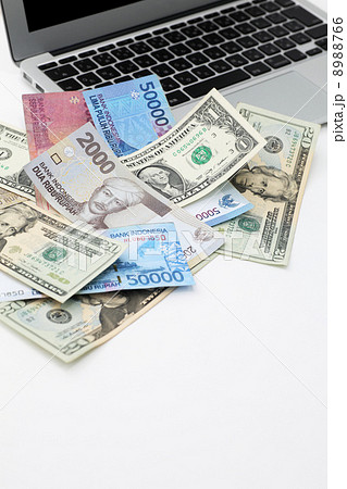 ノートパソコンと海外紙幣 8988766