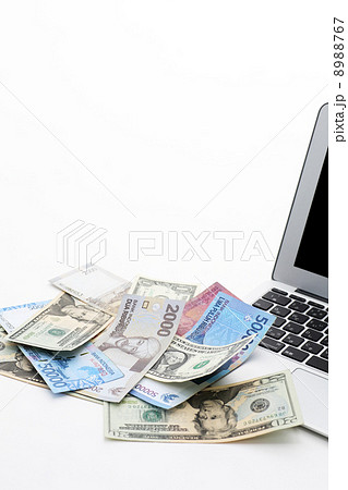 ノートパソコンと海外紙幣 8988767