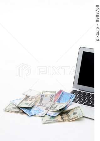 ノートパソコンと海外紙幣 8988768