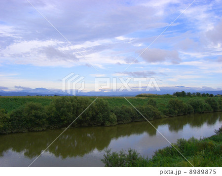 長岡の河川敷 8989875