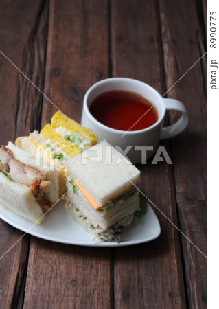 ミックスサンドと温かい紅茶　パン 8990775
