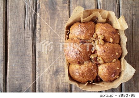 紙型で焼いた黒糖と胡桃のちぎりパン 紙型で焼いた黒糖と胡桃のちぎりパン 8990799