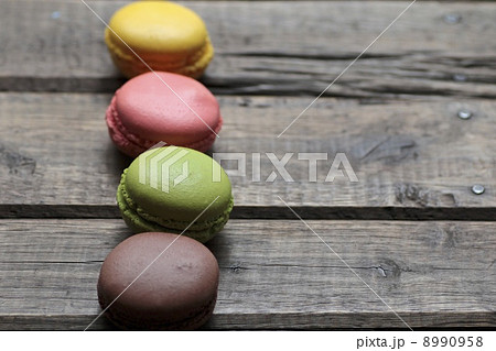 一列に並べたカラフルマカロン 8990958