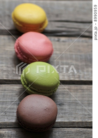 一列に並べたカラフルマカロン 8990959