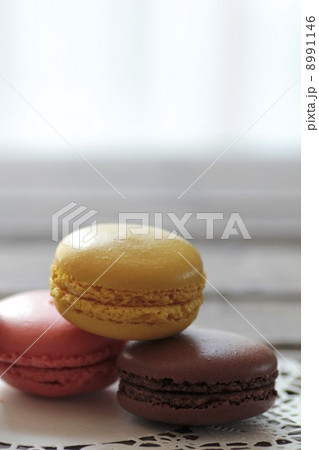 レースペーパーに置いたカラフルマカロン レースペーパーに置いたカラフルマカロン 8991146
