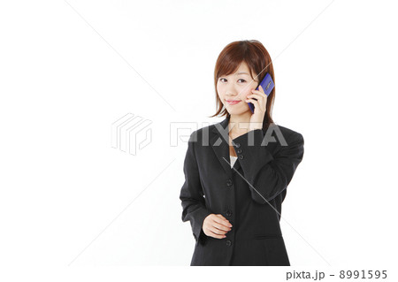 スマホで通話する女性 8991595