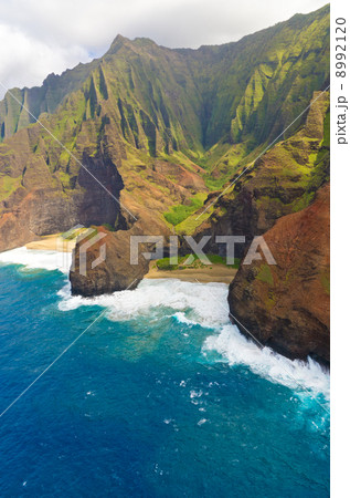 ハワイ カウアイ島 ナパリコースト 砂浜 空撮 ハワイ カウアイ島 ナパリコースト 砂浜 空撮 8992120
