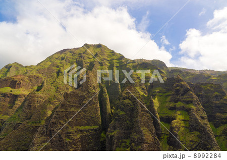 ハワイ カウアイ島 ナパリコースト そびえる岩山 空撮 ハワイ カウアイ島 ナパリコースト そびえる岩山 空撮 8992284