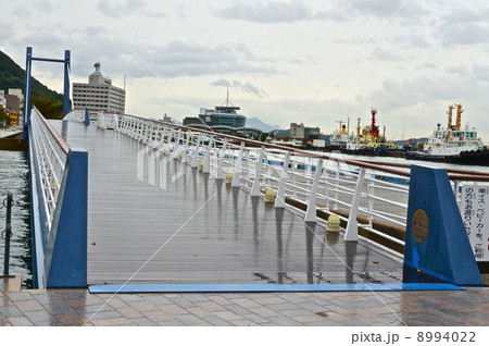 日本で唯一の歩行者専用の跳ね橋「ブルーウィング門司」（福岡県北九州市門司区浜町） 8994022