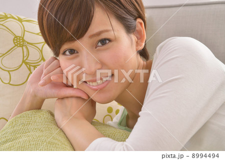 部屋でくつろぐ 8994494