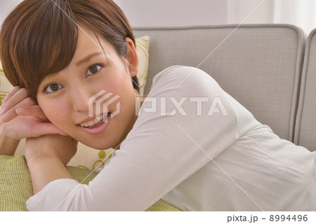 部屋でくつろぐ 8994496