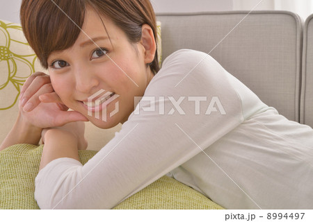 部屋でくつろぐ 8994497