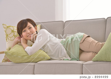 部屋でくつろぐ 8994499