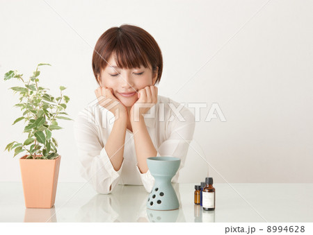 アロマオイルを楽しむ女性 8994628