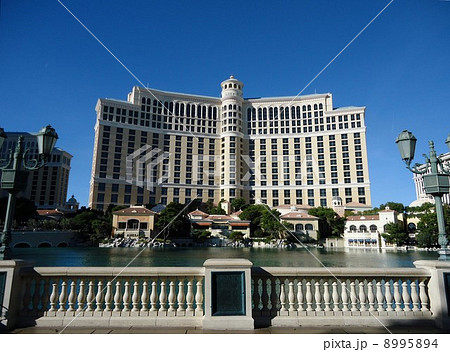 昼のベラッジオの正面ファサード 8995894