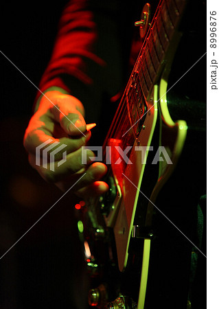 ギターをひく男性の画像 8996876
