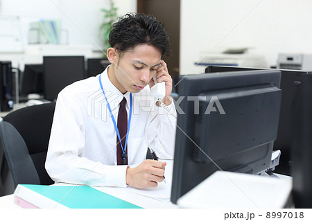 仕事をしている社員 8997018
