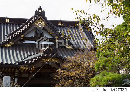 神社の瓦屋根の写真素材