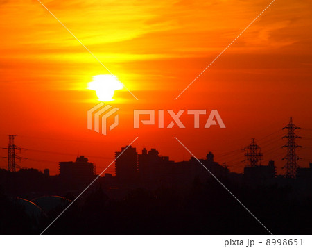 夕日と建物のシルエット 8998651