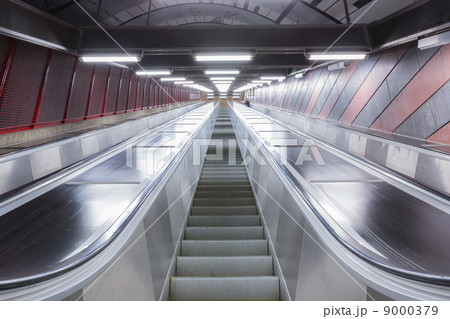 escalator in futuristic building escalator in futuristic building 9000379
