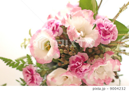 花 フラワーアレンジメント 生花 母の日 プレゼント 桃色 植物 鮮やか 彩り 明るい 白バッ の写真素材