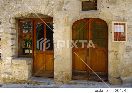石積みの家と木製ドア 9004249