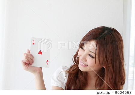トランプする若い女性 9004668