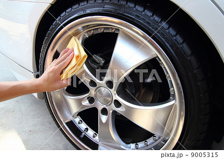 Hand with a microfiber wipe the car polishing 9005315