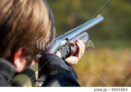 Shooter takes aim for shot 9005664