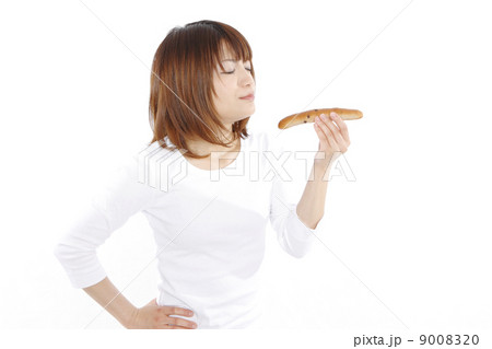 ダイエット中に誘惑と戦う若い女性 9008320