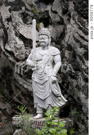 四国霊場第32番札所「禅師峯寺」山門横の「不動明王像」の写真素材