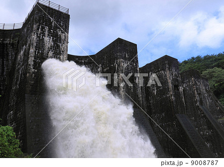 香川県観音寺市大野原町、国重文「豊稔池堰堤」放水 香川県観音寺市大野原町、国重文「豊稔池堰堤」放水 9008787