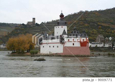 ライン川の城跡　ドイツ 9009771