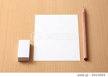 机の上の紙と文房具の写真素材