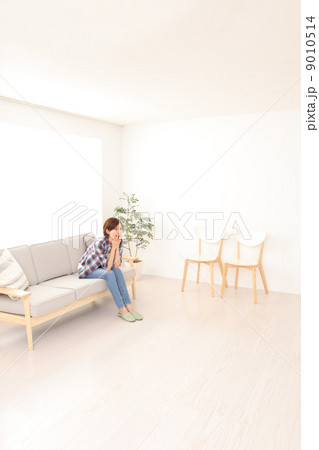 室内のソファの座る女性 室内のソファの座る女性 9010514