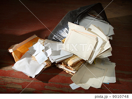 Messy workplace 9010748