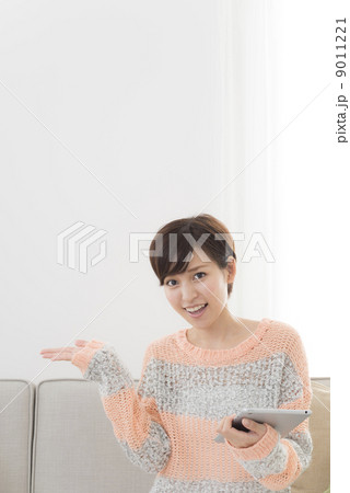 タブレットでネット検索するソファーに座る女性 タブレットでネット検索するソファーに座る女性 9011221
