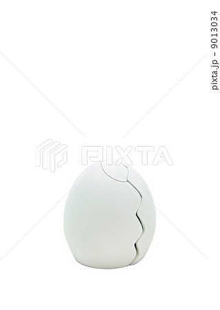 isolated cracking egg on white isolated cracking egg on white 9013034