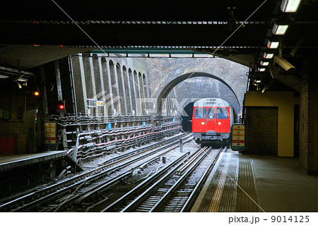 Red Train in London Red Train in London 9014125