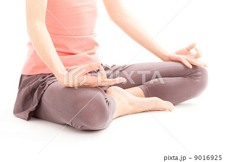 あぐらでヨガのポーズで静かに瞑想する日本の女性の写真素材