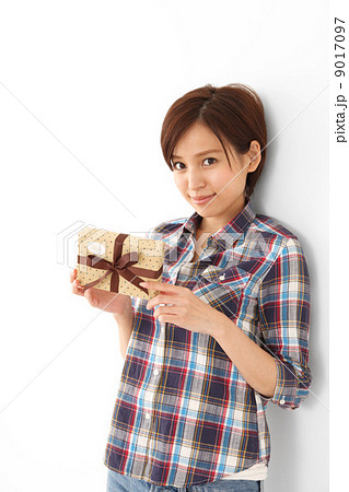 プレゼントを見せる女性 プレゼントを見せる女性 9017097