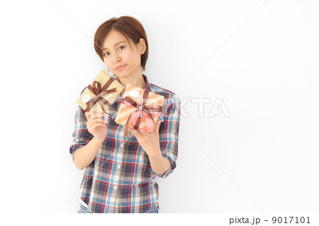 プレゼントをたくさん持っている女性 9017101