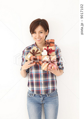 プレゼントをたくさん抱える女性 9017102