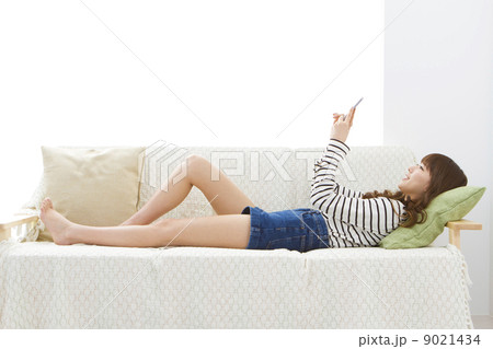スマホを使う女性イメージ スマホを使う女性イメージ 9021434