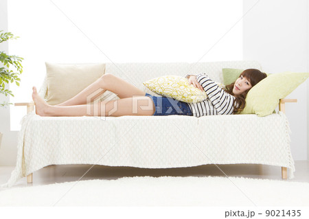 お部屋でリラックスする女性イメージ お部屋でリラックスする女性イメージ 9021435