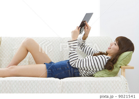 タブレットを使う女性イメージ タブレットを使う女性イメージ 9021541