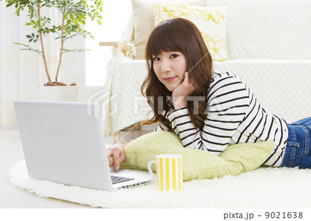 お部屋でパソコンを使う女性イメージ 9021638