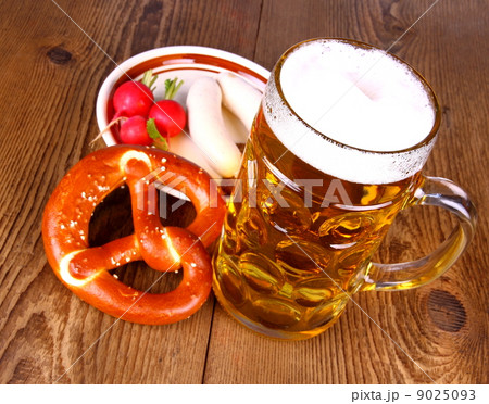 Beer with pretzel, white sausage and radish Beer with pretzel, white sausage and radish 9025093