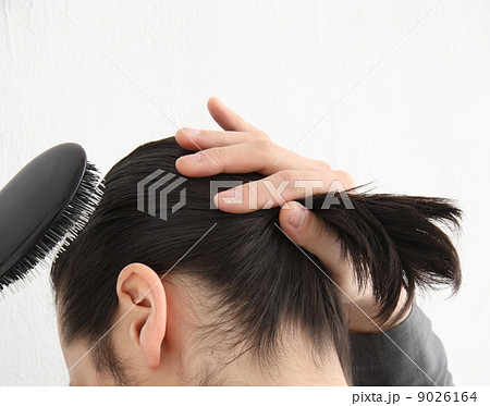 髪を結う 縛る男性の画像の写真素材