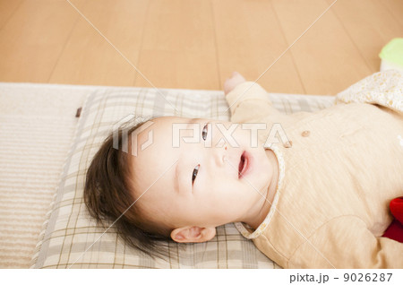 横になる赤ちゃん 9026287